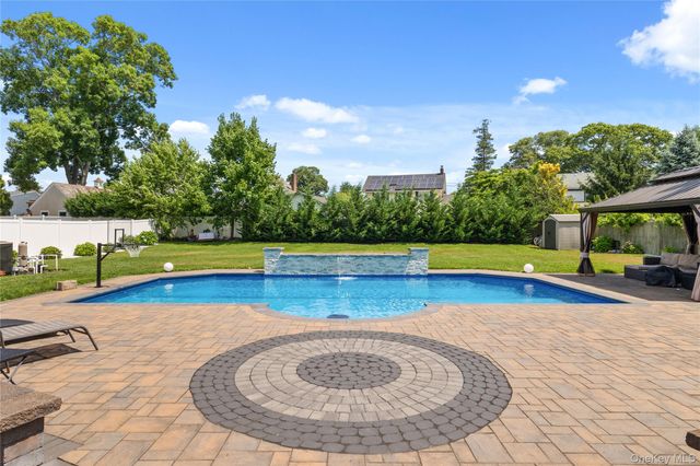 236 Windsor Avenue, Brightwaters, NY 11718