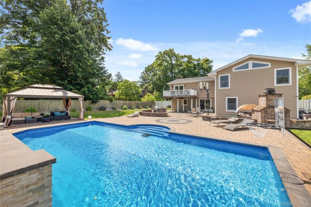 236 Windsor Avenue, Brightwaters, NY 11718