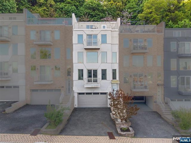 7 Oakdene Terrace, Edgewater, NJ 07020