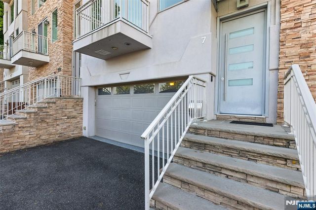 7 Oakdene Terrace, Edgewater, NJ 07020