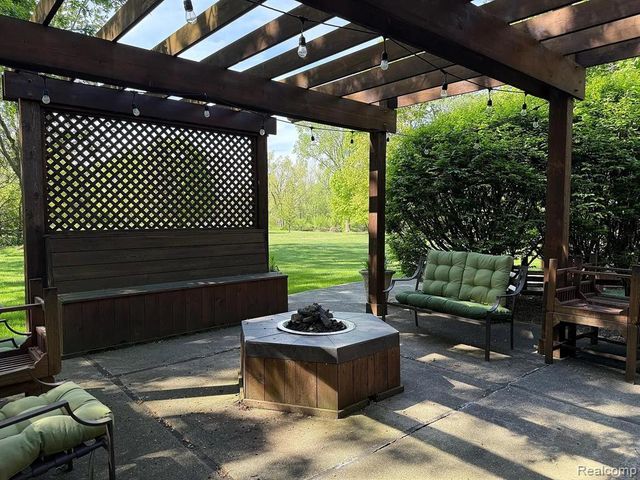 36157 Parklane Circle, Farmington Hills, MI 48335
