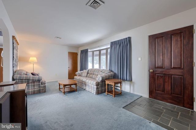 1235 LEBANON RD, Manheim, PA 17545