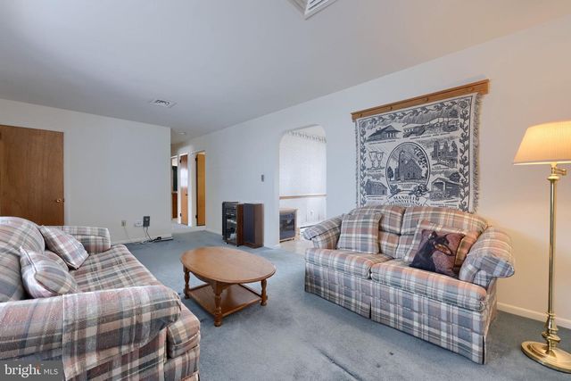 1235 LEBANON RD, Manheim, PA 17545