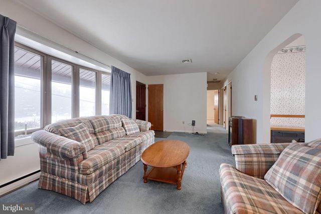 1235 LEBANON RD, Manheim, PA 17545