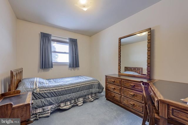 1235 LEBANON RD, Manheim, PA 17545