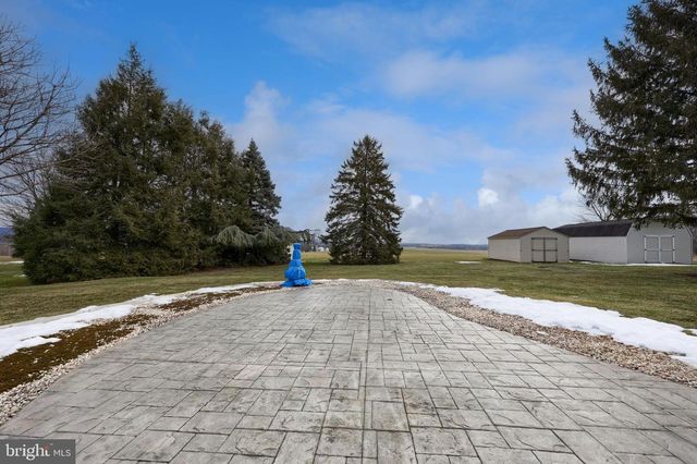 1235 LEBANON RD, Manheim, PA 17545