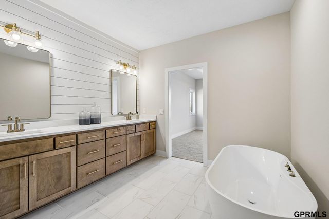 21512 E Circle, Omaha, NE 68022
