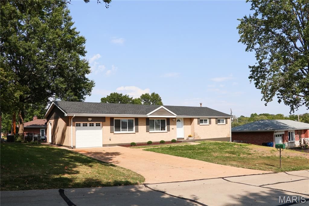 9821 Whitcomb Lane, Affton, MO 63123