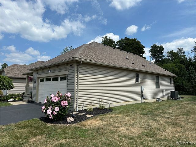 1 Lakeside Circle, Elma, NY 14059