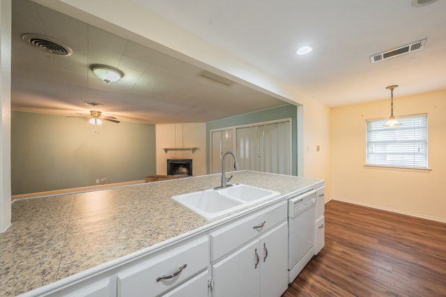804 N Ector Drive, Euless, TX 76039