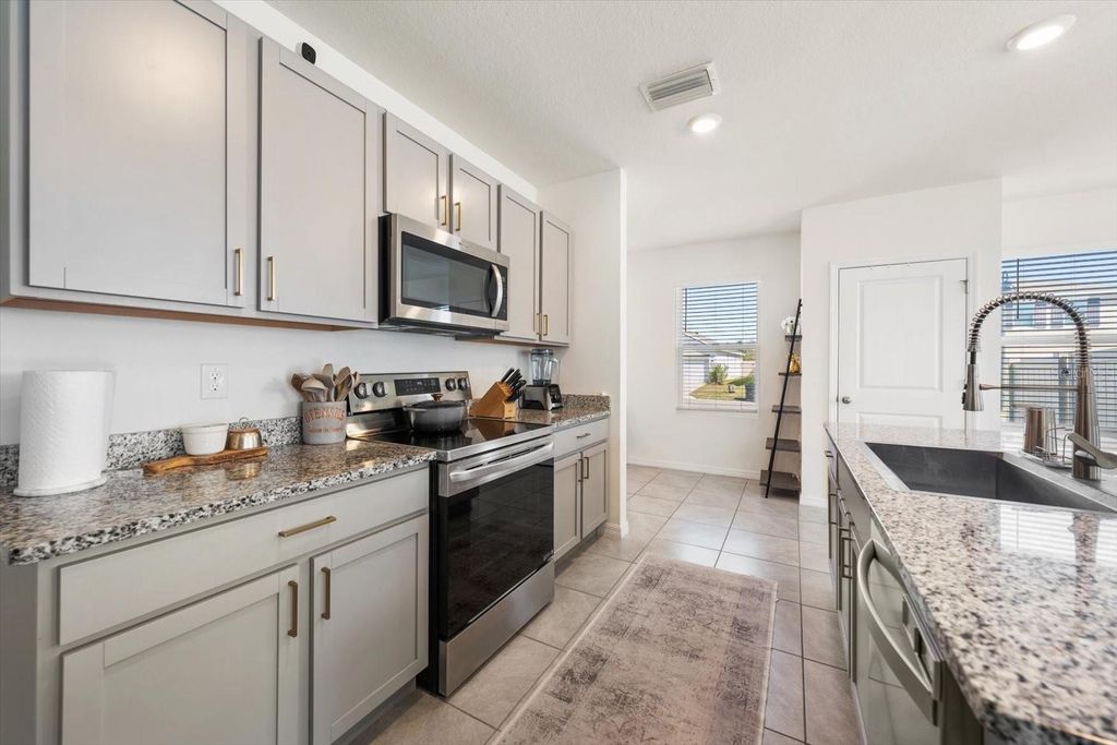 Image 9 of property listing at 16176 SOFT FERN TRACE, Odessa, FL 33556