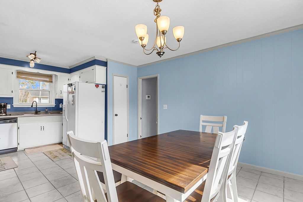 Image 10 of property listing at 118 Waring Road, Summerville, SC 29485