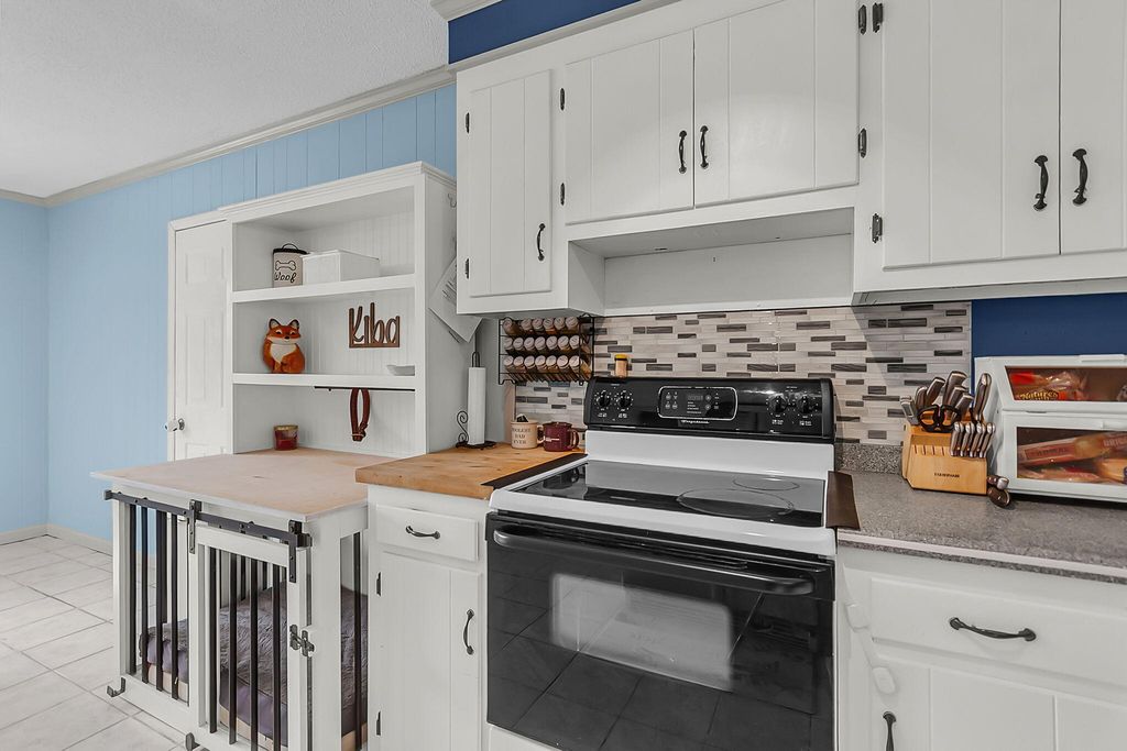 Image 13 of property listing at 118 Waring Road, Summerville, SC 29485