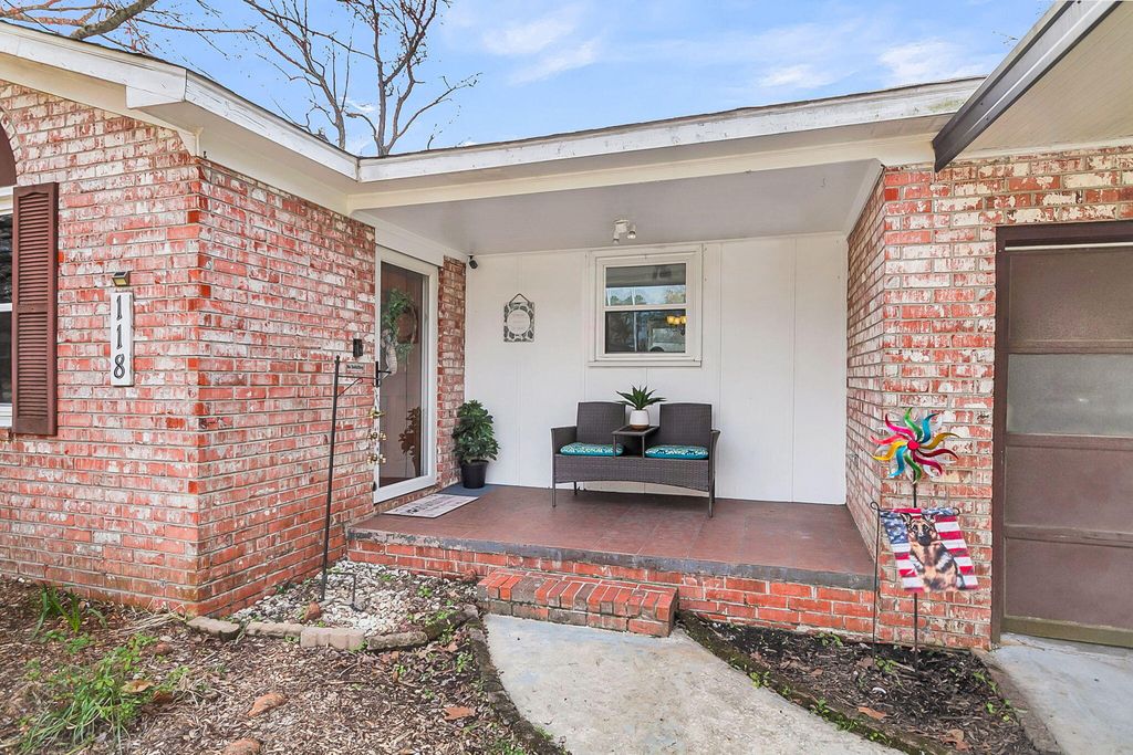 Image 4 of property listing at 118 Waring Road, Summerville, SC 29485