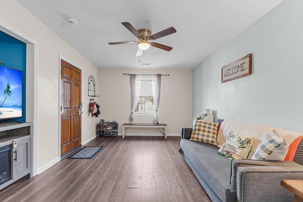 Image 5 of property listing at 118 Waring Road, Summerville, SC 29485