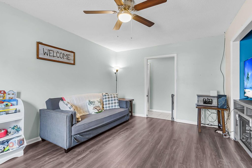 Image 7 of property listing at 118 Waring Road, Summerville, SC 29485