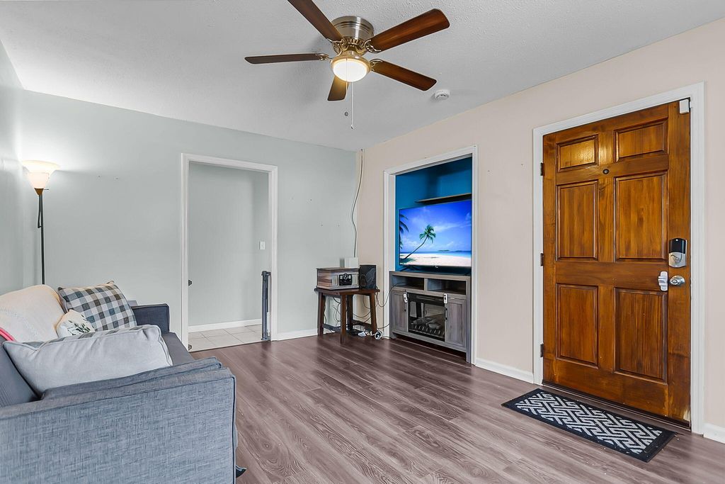 Image 8 of property listing at 118 Waring Road, Summerville, SC 29485