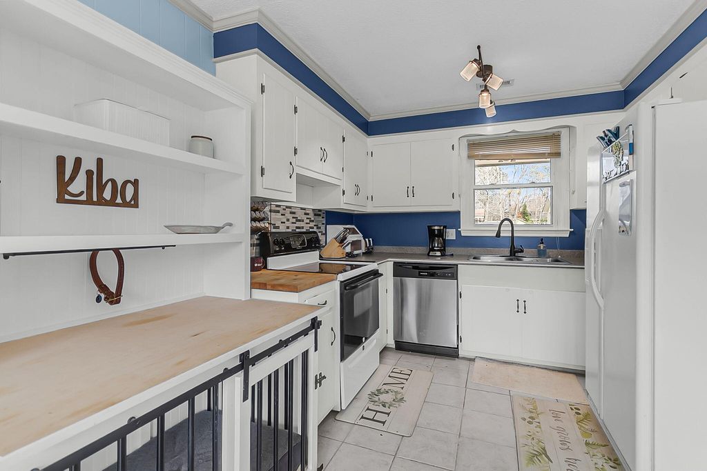 Image 9 of property listing at 118 Waring Road, Summerville, SC 29485