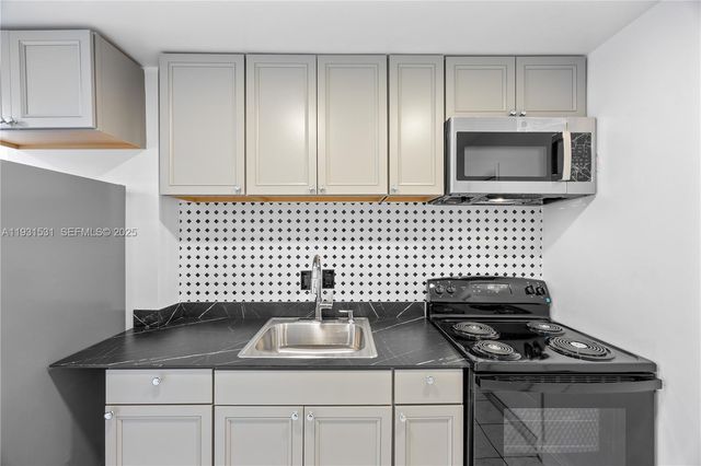 411 SE 3rd Ave 2, Hallandale Beach, FL 33009