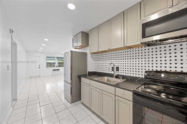 411 SE 3rd Ave 2, Hallandale Beach, FL 33009