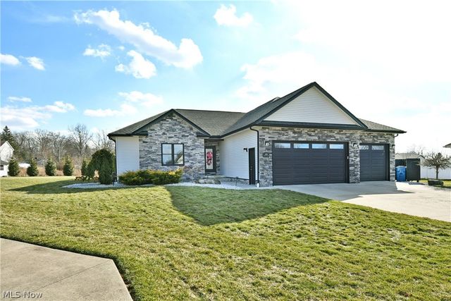 4885 Treeline Trail, New Middletown, OH 44442