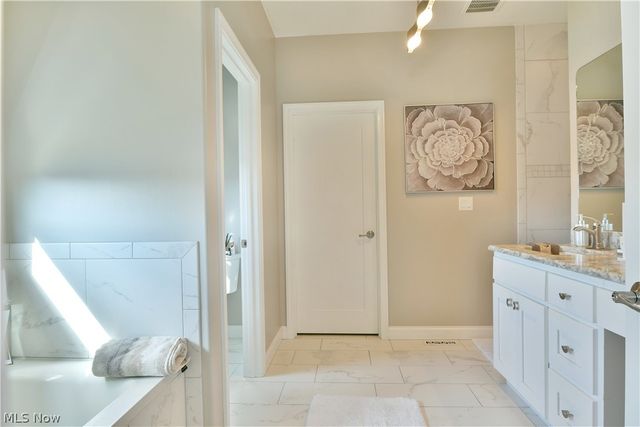 4885 Treeline Trail, New Middletown, OH 44442