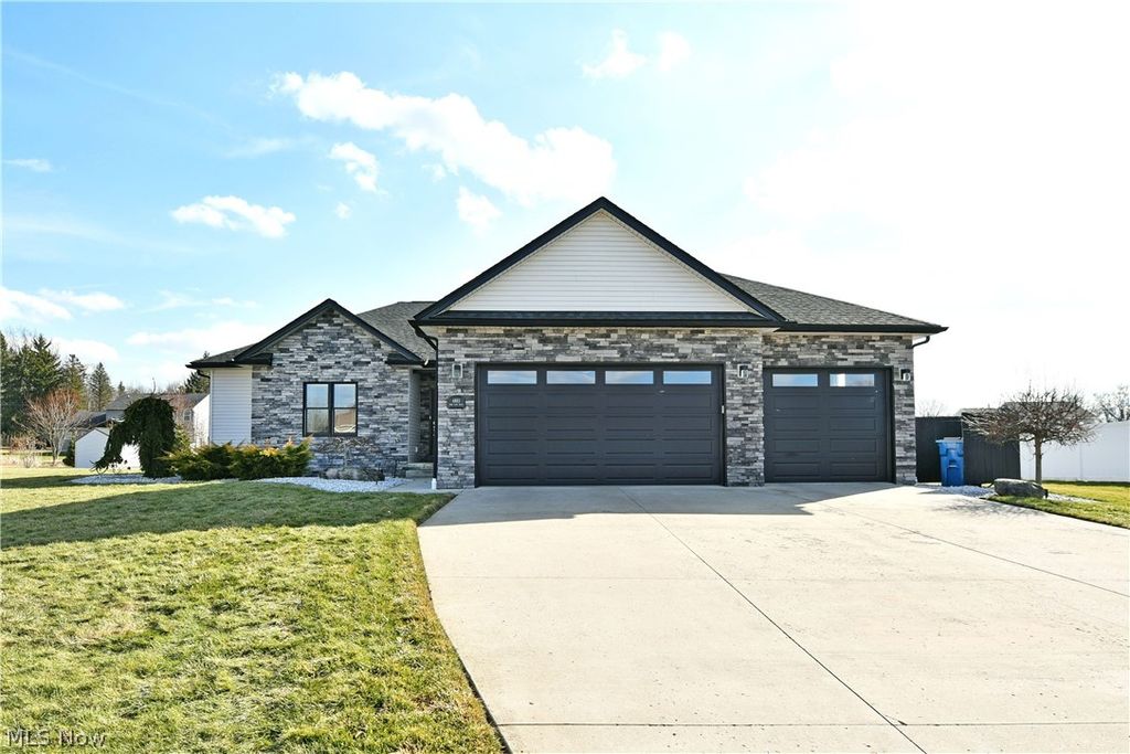4885 Treeline Trail, New Middletown, OH 44442