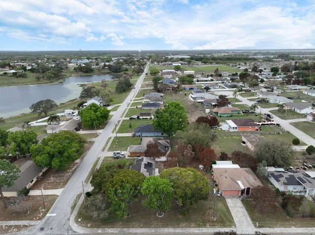 711 E FREDERICK AVE, Dundee, FL 33838