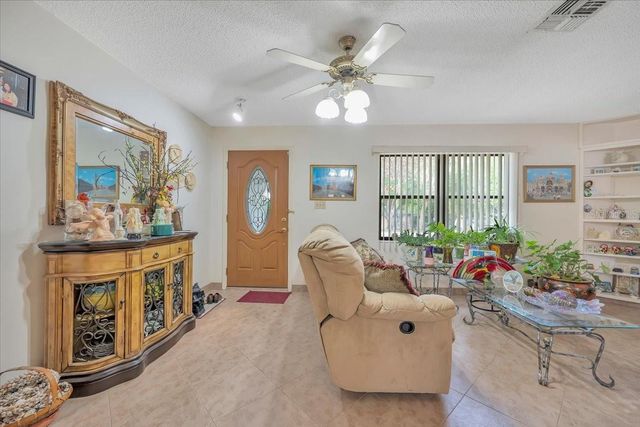 711 E FREDERICK AVE, Dundee, FL 33838