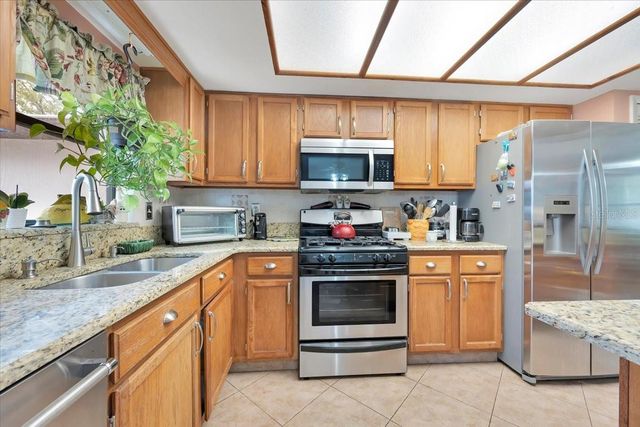 711 E FREDERICK AVE, Dundee, FL 33838