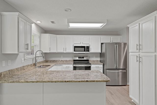 2404 LUBBOCK CT, Columbia, MO 65201