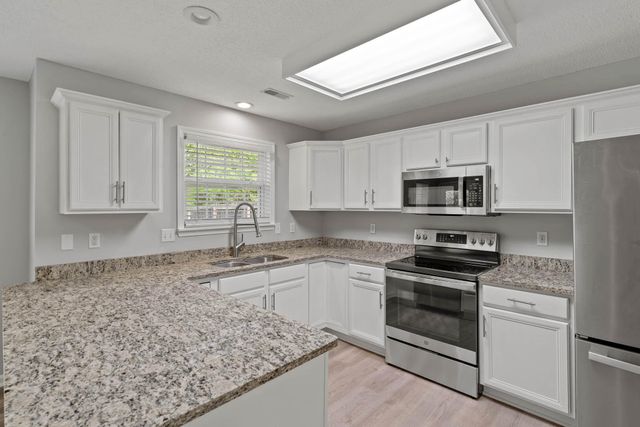 2404 LUBBOCK CT, Columbia, MO 65201