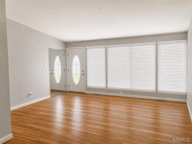 10700 Hallstead Drive, St Louis, MO 63136