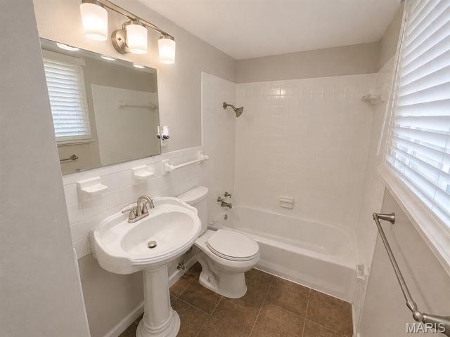10700 Hallstead Drive, St Louis, MO 63136