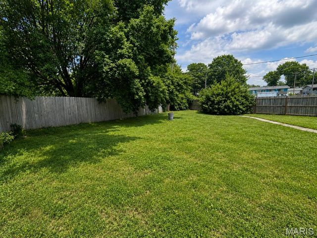 10700 Hallstead Drive, St Louis, MO 63136