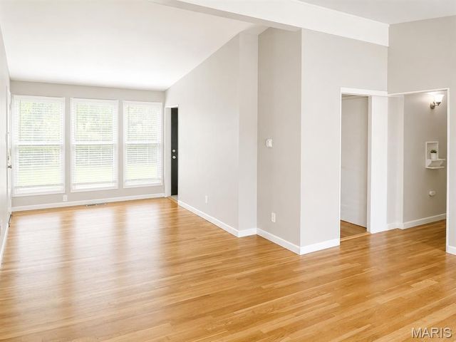 10700 Hallstead Drive, St Louis, MO 63136