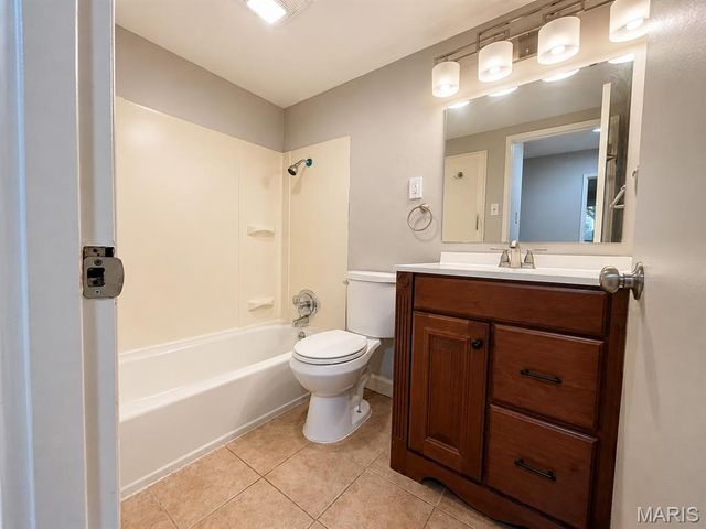 10700 Hallstead Drive, St Louis, MO 63136