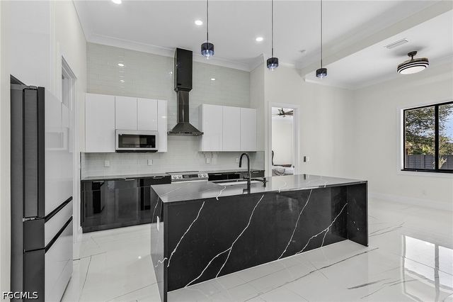 2724 NW 7th PL, Cape Coral, FL 33993