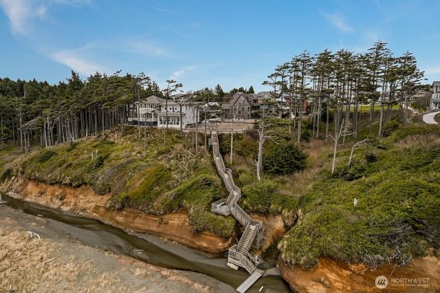 38 Trillium Lane, Pacific Beach, WA 98571