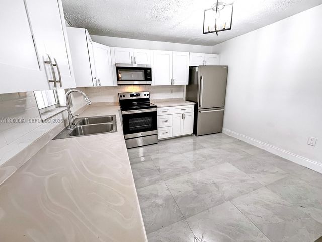 3041 N 74th Ave, Hollywood, FL 33024