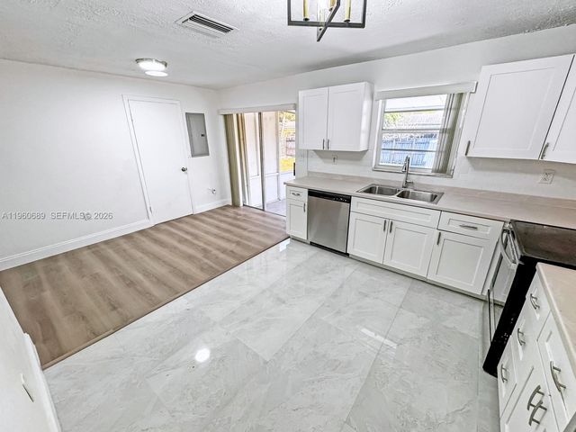 3041 N 74th Ave, Hollywood, FL 33024