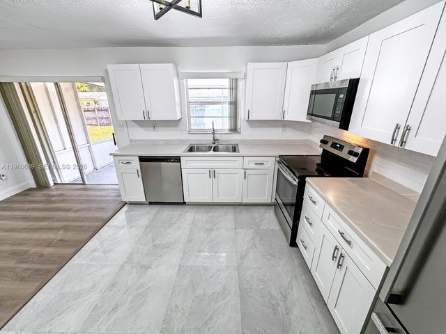 3041 N 74th Ave, Hollywood, FL 33024