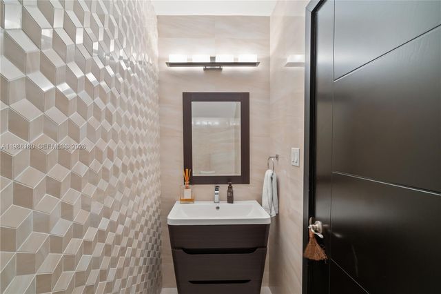 519 Alhambra Cir 0, Coral Gables, FL 33134