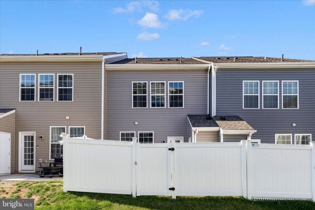 203 CHARTERHOUSE ST, Falling Waters, WV 25419