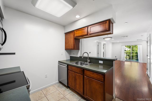 5 Minerva Place 2C, White Plains, NY 10601