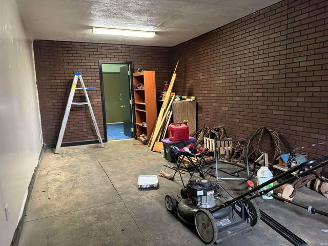 55057 Mayflower Road, South Bend, IN 46628