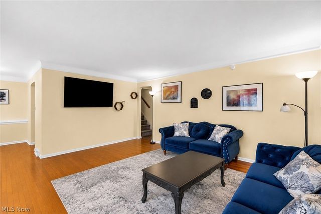 1369 Cranover Road, Lyndhurst, OH 44124