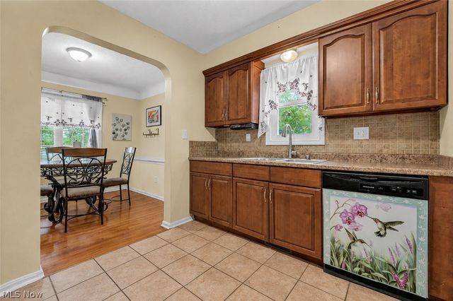 1369 Cranover Road, Lyndhurst, OH 44124