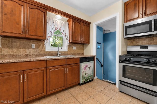 1369 Cranover Road, Lyndhurst, OH 44124