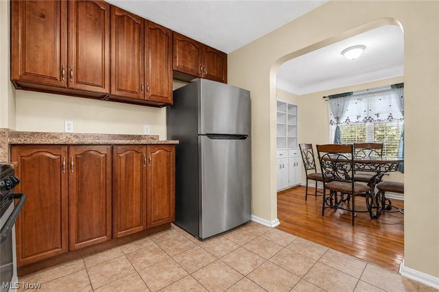 1369 Cranover Road, Lyndhurst, OH 44124